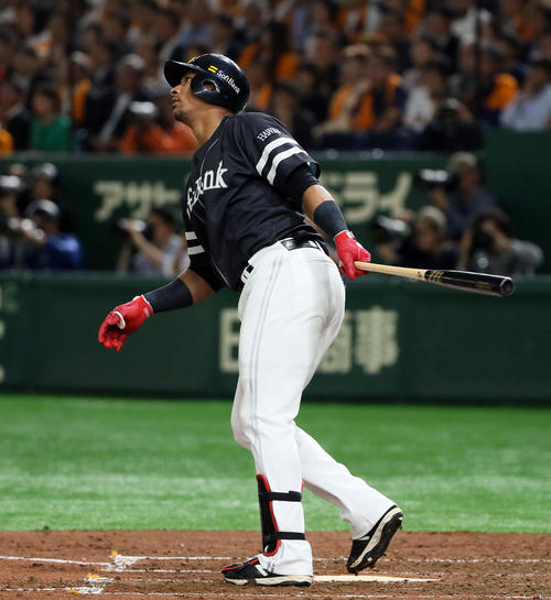 巨人対ソフトバンク　4回表ソフトバンク1死一、三塁、グラシアルは左中間へ先制3点本塁打を放つ（撮影・栗木一考）