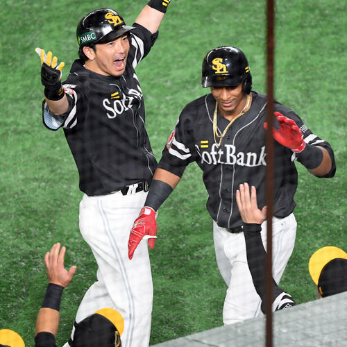 巨人対ソフトバンク　4回表ソフトバンク1死一、三塁、先制の3点本塁打を放ったグラシアルを迎える松田宣（左）（撮影・たえ見朱実）