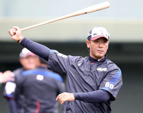 バットを素振りする稲葉監督（撮影・加藤哉）