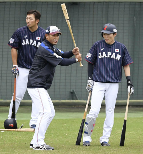 源田を指導する稲葉監督（共同）