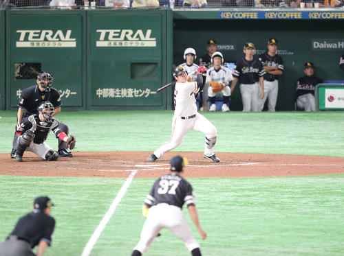 巨人対ソフトバンク　6回裏巨人2死一塁、岡本和真は右越えに2点本塁打を放つ（撮影・梅根麻紀