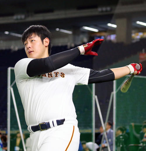 巨人対ソフトバンク　試合前、ロングティーを行う巨人岡本（撮影・垰建太）