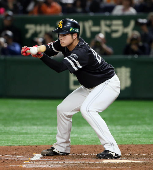 巨人対ソフトバンク　7回表ソフトバンク1死一、二塁、甲斐野は三塁線へ内野安打を放つ（撮影・栗木一考）