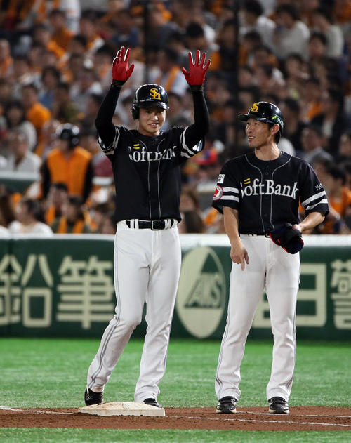 巨人対ソフトバンク　7回表ソフトバンク1死一、二塁、甲斐野は三塁線へ内野安打を放つ（撮影・栗木一考）
