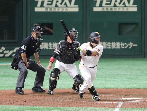 7回裏巨人2死一、二塁、丸は適時二塁打を放つ（撮影・梅根麻紀）
