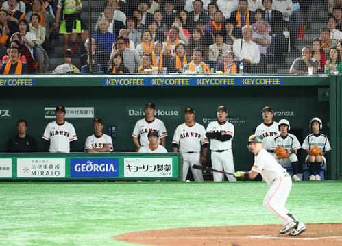 巨人対ソフトバンク　7回裏巨人2死一、二塁、丸（手前）の左越え適時二塁打となる打球を見つめる原監督（右から4人目）らナイン（撮影・足立雅史）