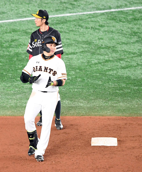 巨人対ソフトバンク　7回裏巨人2死一、二塁、左前に適時二塁打を放ち手をたたく丸（撮影・たえ見朱実）