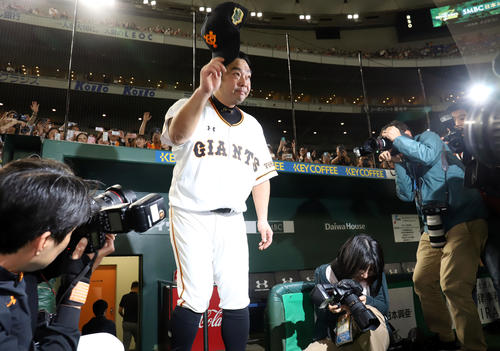 巨人対ソフトバンク　試合後、グラウンドに一礼して引き揚げる巨人阿部（撮影・垰建太）