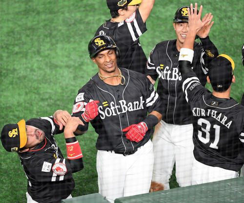 巨人対ソフトバンク　4回表ソフトバンク1死一、三塁、先制の3点本塁打を放ったグラシアルは高谷をノックアウト（撮影・たえ見朱実）