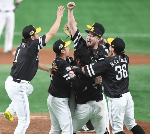 巨人に4連勝して日本シリーズを制覇し、喜ぶソフトバンクナイン（撮影・加藤諒）