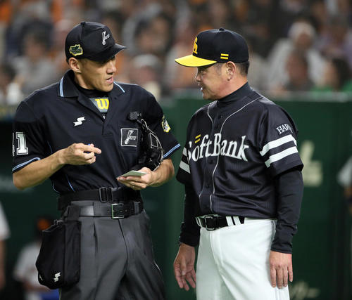 巨人対ソフトバンク　6回、和田に交代を出す工藤監督（撮影・栗木一考）