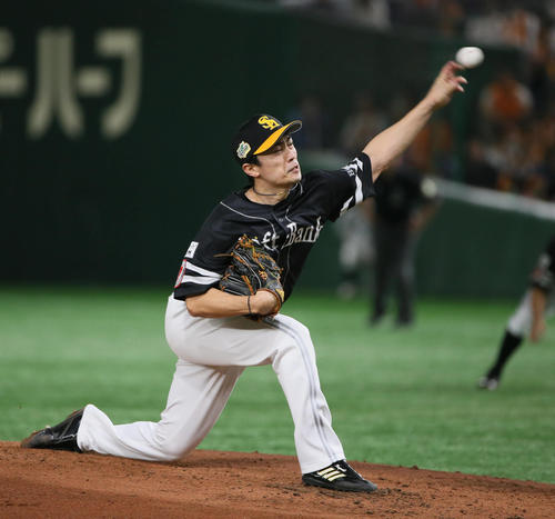 巨人対ソフトバンク　巨人打線を相手に力投する和田（撮影・栗木一考）