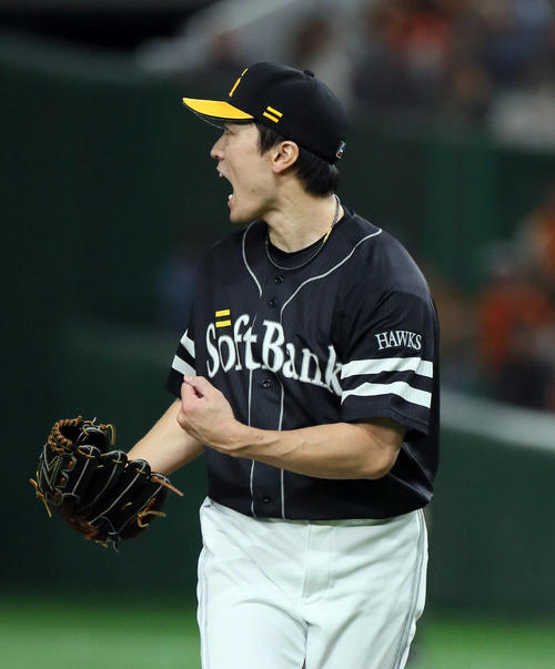 3回裏巨人2死一、二塁、丸を見逃し三振に仕留め雄たけびを上げる和田（撮影・栗木一考）