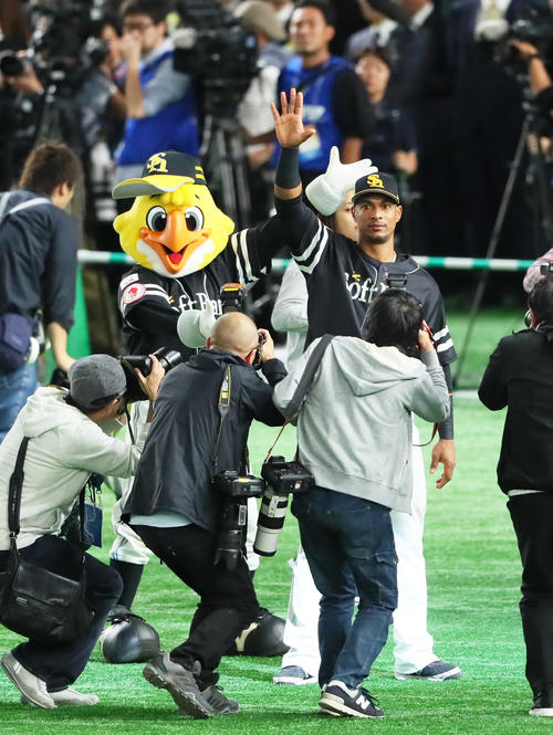 巨人対ソフトバンク　日本シリーズMVPのソフトバンクのグラシアルはスタンドの声援に手を振って応える（撮影・足立雅史）