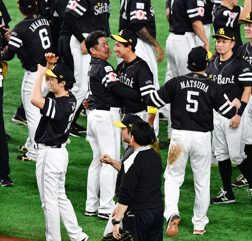 巨人対ソフトバンク　日本一となり抱き合う工藤公康監督（左）と福田秀平（撮影・清水貴仁）