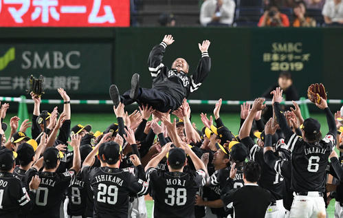 巨人対ソフトバンク　日本シリーズ3連覇のソフトバンク孫オーナーは胴上げされる（撮影・山崎安昭）