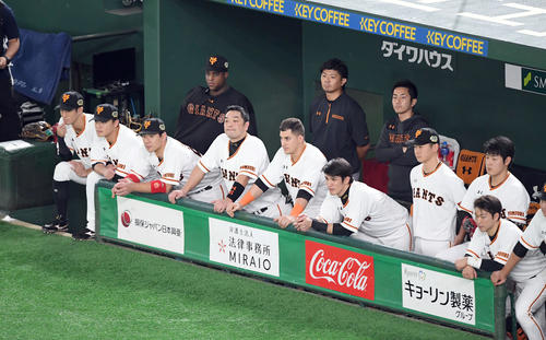 巨人対ソフトバンク　ソフトバンクに4連敗を喫し日本一を逃しがっくりする阿部（中央）ら巨人ナイン（撮影・たえ見朱実）