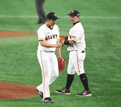 7回、降板する巨人先発の菅野（左）に声をかける一塁手阿部（撮影・加藤諒）