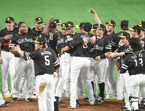 巨人に4連勝して日本シリーズを制覇し、抱き合って喜ぶソフトバンクの工藤監督（中央）と柳田（撮影・加藤諒）