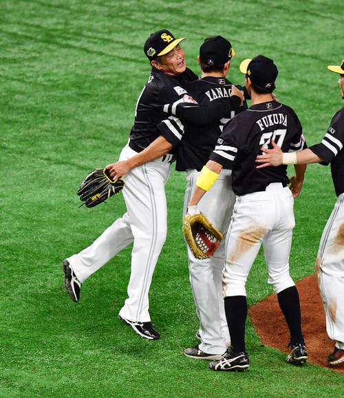日本一となり柳田（左から2人目）に抱きつく工藤監督（撮影・清水貴仁）