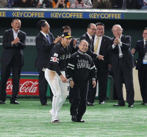 巨人に4連勝し3年連続で日本一になったソフトバンク、柳田は孫会長を胴上げに誘う（撮影・梅根麻紀）