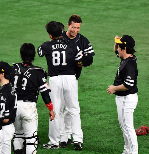巨人対ソフトバンク　日本一となり工藤監督と抱き合う千賀（撮影・清水貴仁）