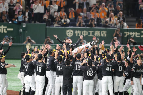 日本一になったソフトバンクナインは工藤監督を歓喜の胴上げ（撮影・梅根麻紀）