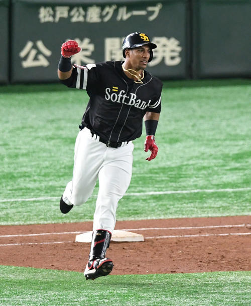 巨人対ソフトバンク　4回表ソフトバンク1死一、三塁、グラシアルは左越え3点本塁打を放ちガッツポーズ（撮影・山崎安昭）