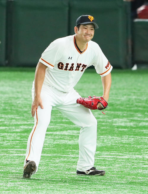 巨人対ソフトバンク　7回表ソフトバンク1死一、二塁、悪送球の間に追加点を奪われがっくりとする巨人菅野（撮影・足立雅史）