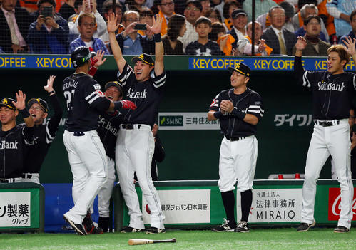 巨人対ソフトバンク　4回表ソフトバンク1死一、三塁、先制の3点本塁打を放ったグラシアル（27番）を笑顔で出迎える内川（右から3人目）らナイン（撮影・垰建太）