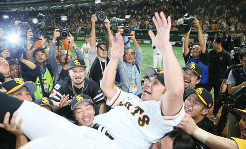 巨人対ソフトバンク　引退する巨人阿部は柳田（右下）らソフトバンクナインから胴上げされる（撮影・栗木一考）