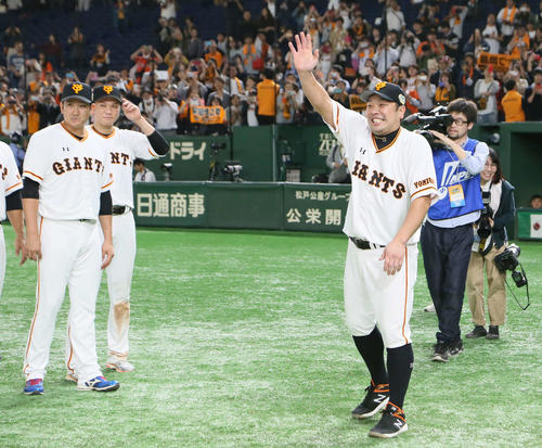巨人対ソフトバンク　引退する巨人阿部（右）は笑顔で声援に応える（撮影・栗木一考）