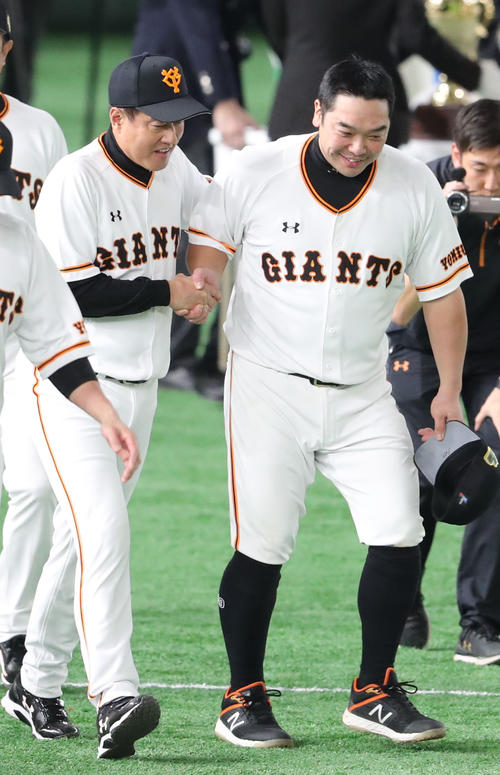 巨人対ソフトバンク　原監督（左）と握手をかわす阿部（撮影・梅根麻紀）