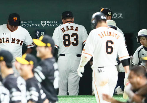 巨人対ソフトバンク　日本シリーズ制覇を逃し、喜ぶソフトバンクナインを背に足早に引き揚げる巨人原監督（中央）（撮影・足立雅史）