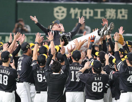 3年連続で日本一になったソフトバンクナインは工藤監督を歓喜の胴上げ（撮影・梅根麻紀）