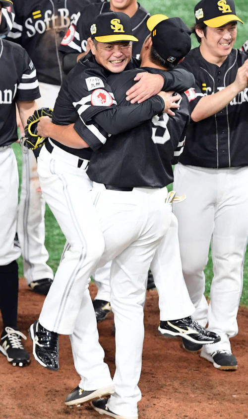 巨人対ソフトバンク　日本一となり柳田に抱きつき喜ぶソフトバンク工藤監督（撮影・たえ見朱実）