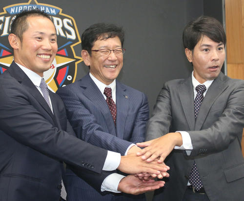 就任会見に臨んだ日本ハム武田投手コーチ（右）の変顔に笑顔の矢野外野守備コーチ兼打撃コーチ補佐（左）と栗山監督（撮影・木下大輔）