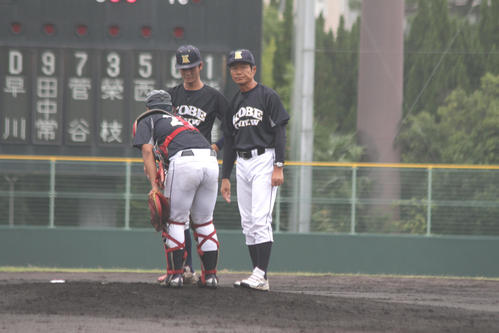 近畿学生野球2部3部入れ替え戦　大教大対神戸医療福祉大　マウンドでバッテリーと話す神戸医療福祉大・高橋広監督（撮影・柏原誠）