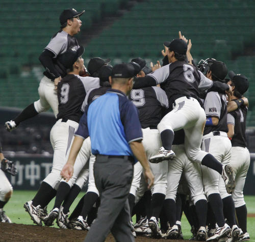 北九大対九産大　優勝し歓喜にわく九産大の選手たち（撮影・菊川光一）