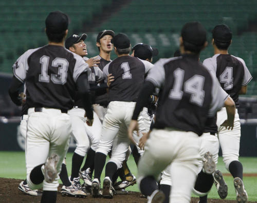北九大対九産大　優勝し歓喜にわく九産大の選手たち（撮影・菊川光一）