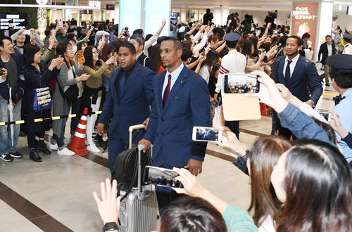 大勢のファンが出迎える中、日本シリーズを制し、がい旋するアルフレド・デスパイネ、ジュリスベル・グラシアル、アリエル・ミランダ（撮影・今浪浩三）