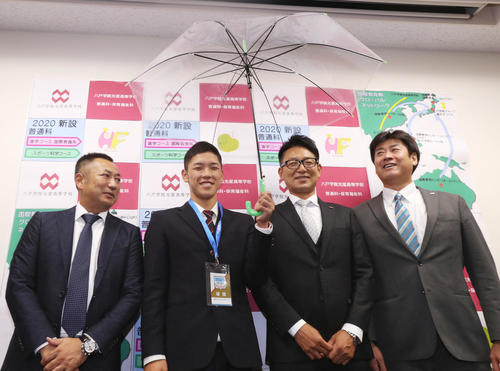 相思相愛？　ヤクルト6位指名の八戸学院光星・武岡（左から2人目）は、右からヤクルト斉藤スカウト、橿渕スカウトグループデスク、1人おいて仲井監督と笑顔で相合い傘（撮影・野上伸悟）