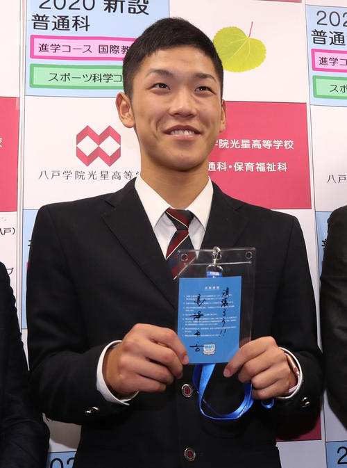 ヤクルト6位指名の八戸学院光星・武岡は、高津新監督から贈られたメッセージ入りドラフト会議IDを手に笑顔（撮影・野上伸悟）