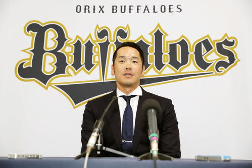 契約更改を終え会見を行うオリックスT－岡田（撮影・前田充）