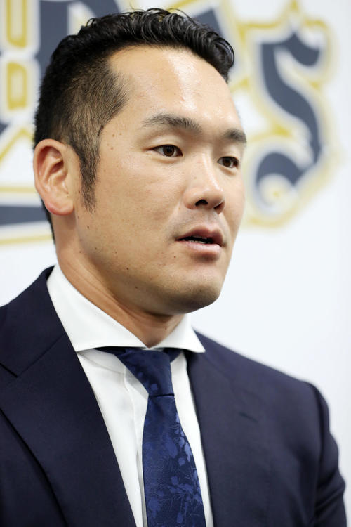 契約更改を終え会見を行うオリックスT－岡田（撮影・前田充）