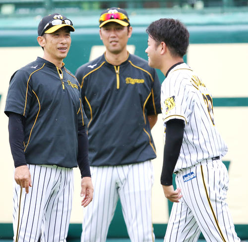 高橋遥（右）は矢野監督（左）に声をかけられ笑顔を見せる（撮影・上山淳一）
