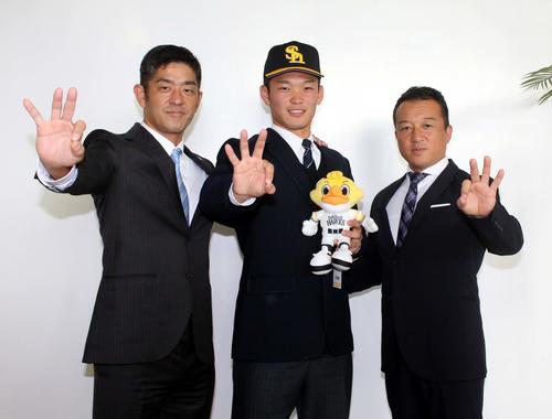 日本シリーズ3連覇翌日にソフトバンクから指名あいさつを受けた東海大札幌の小林（中央）は、福山アマスカウトチーフ（左）、作山スカウト（右）と並び、木村拓哉がドラマで披露している「三つ星」ポーズ（撮影・永野高輔）
