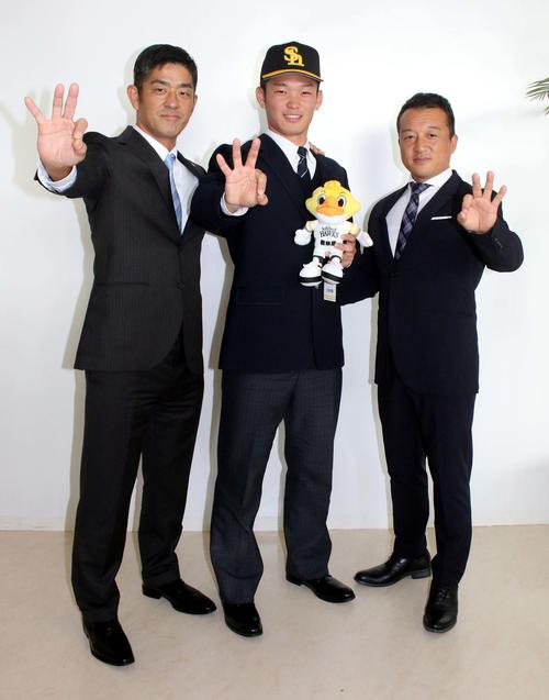 日本シリーズ3連覇翌日にソフトバンクから指名あいさつを受けた東海大札幌の小林（中央）は、福山アマスカウトチーフ（左）、作山スカウト（右）と並び、木村拓哉がドラマで披露している「三つ星」ポーズ（撮影・永野高輔）