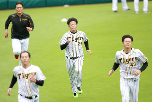 阪神高橋遥人（中央）らは走り込みで汗を流す（撮影・上山淳一）