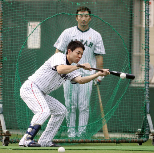 バント練習する秋山、右は鈴木（撮影・加藤哉）